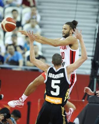 (190907) -- SHANGHAI, Sept. 7, 2019 -- Kaza Kajami-Keane (Top) of Canada passes the ball during the group P match between Canada and Jordan at the 2019 FIBA World Cup in Shanghai, east China, on Sept. 7, 2019. ) (SP)CHINA-SHANGHAI -BASKETBALL-FIBA WORLD CUP-GROUP P-CANADA VS JORDAN(CN) DingxTing 