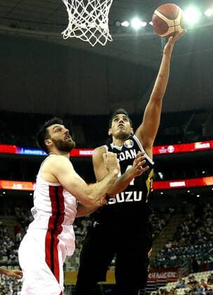 (190907) -- SHANGHAI, Sept. 7, 2019 -- Ahmad Al Dwairi (R) of Jordan goes to the basket during the group P match between Canada and Jordan at the 2019 FIBA World Cup in Shanghai, east China, Sept. 7, 2019. ) (SP)CHINA-SHANGHAI -BASKETBALL-FIBA WORLD CUP-GROUP P-CANADA VS JORDAN(CN) ChenxFei 