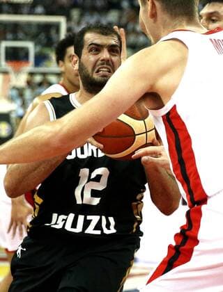 (190907) -- SHANGHAI, Sept. 7, 2019 -- Yousef Abuwazaneh (L) of Jordan breaks through during the group P match between Canada and Jordan at the 2019 FIBA World Cup in Shanghai, east China, on Sept. 7, 2019. ) (SP)CHINA-SHANGHAI -BASKETBALL-FIBA WORLD CUP-GROUP P-CANADA VS JORDAN(CN) ChenxFei 