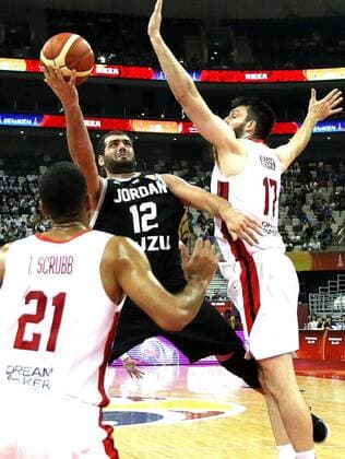 (190907) -- SHANGHAI, Sept. 7, 2019 -- Yousef Abuwazaneh (C) of Jordan shoots past Owen Klassen (R) of Canada during the group P match between Canada and Jordan at the 2019 FIBA World Cup in Shanghai, east China, on Sept. 7, 2019. ) (SP)CHINA-SHANGHAI -BASKETBALL-FIBA WORLD CUP-GROUP P-CANADA VS JORDAN(CN) ChenxFei 