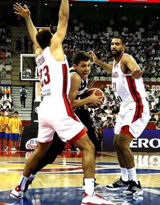 (190907) -- SHANGHAI, Sept. 7, 2019 -- Amin Abu Hawwas (C) of Jordan breaks through past Phil Scrubb (L) of Canada during the group P match between Canada and Jordan at the 2019 FIBA World Cup in Shanghai, east China, on Sept. 7, 2019. ) (SP)CHINA-SHANGHAI -BASKETBALL-FIBA WORLD CUP-GROUP P-CANADA VS JORDAN(CN) ChenxFei 