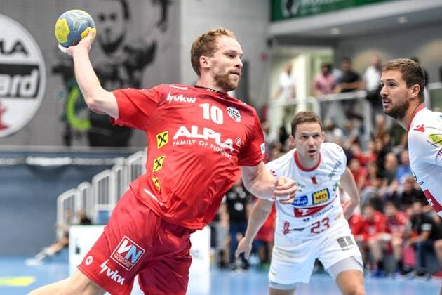 HANDBALL - EHF Cup, Hard vs Bozen HARD,AUSTRIA,07.SEP.19 - HANDBALL - EHF Cup, qualification, HC Hard vs SSV Bozen. Image shows Tine Poklar (Hard), Dean Turkovic and Hannes Innerebner (Bozen). GEPAxpictures xOliverxLerch