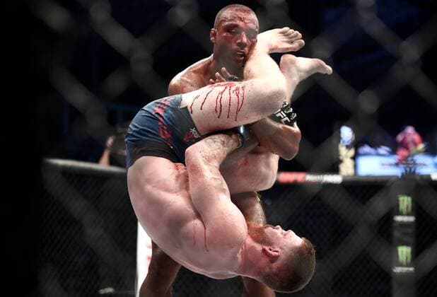 Bilder des Jahres 2019, Sport 09 September Sport Themen der Woche KW36 Sport Bilder des Tages ABU DHABI, UNITED ARAB EMIRATES â€“ SEPTEMBER 7, 2019: MMA fighters Paul Felder (R) of the United States and Edson Barboza of Brazil fight in their lightweight bout at the UFC 242 mixed martial arts tournament. Valery Sharifulin TASS  TS0B9F99