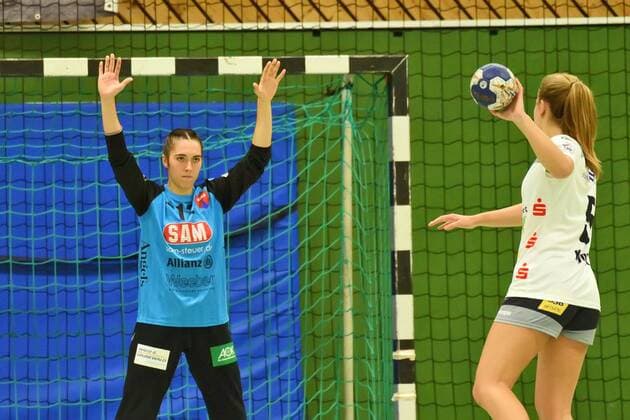 Laura Waldmaier SG H2Ku Herrenberg Kuties 12 in goal against Ann Kynast Waiblingen Tigers 5 SG H2Ku Herrenberg, handball, league game, 07 09 2019, photo TBaur Eibner SG H2Ku Herrenberg Kuties vs Waiblingen Tigers Herrenberg Copyright: xEIBNER TobiasxBaurx EP_TBR