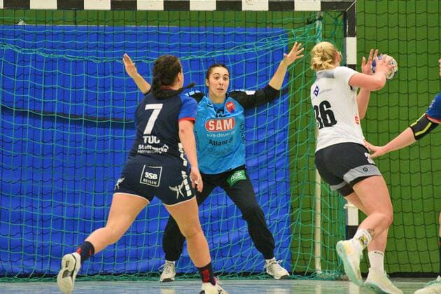 Laura Waldmaier SG H2Ku Herrenberg Kuties 12 in goal against Vivien Jaeger Waiblingen Tigers 36 SG H2Ku Herrenberg, handball, league game, 07 09 2019, photo TBaur Eibner SG H2Ku Herrenberg Kuties vs Waiblingen Tigers Herrenberg Copyright: xEIBNER TobiasxBaurx EP_TBR