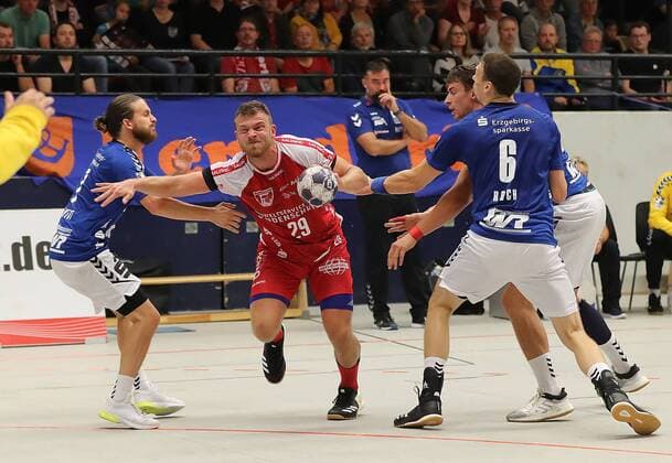 TuS Ferndorf EHV Aue, 07 09 2019 center Andreas Bornemann TuS Ferndorf is blocked from left Pascal Ebert EHV Aue , Adrian Kammlodt EHV Aue and Kevin Roch EHV Aue , Kreuztal Stählerwiese Germany