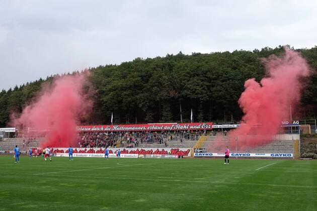 The fans of the Sportfreunde Siegen to smoke bombs to be smoked football Oberliga Westfalen, 5 game day, Sportfreunde Siegen SV Westfalia Rhynern, on 07 09 2019 in Siegen Germany