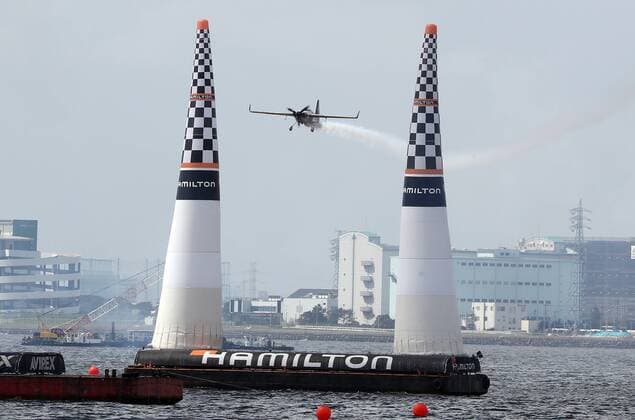Bilder des Jahres 2019, Sport 09 September Sport Themen der Woche KW36 Sport Bilder des Tages September 8, 2019, Chiba, Japan - Australian pilot Matt Hall passes pylons of Red Bull Air Race World Championship, WM, Weltmeisterschaft in Chiba, suburban Tokyo on Sunday, September 8, 2019. Hall finished the third while he won the overall standing. NOxTHIRDxPARTYxSALES.  (111624475)