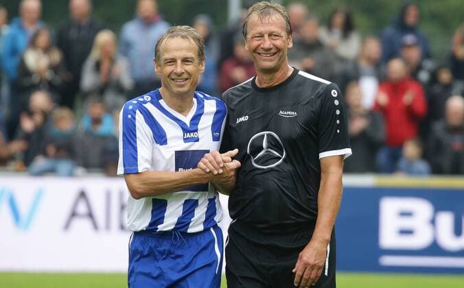Bilder des Jahres 2019, Sport 09 September Sport Themen der Woche KW36 Sport Bilder des Tages Geislingen , Fußball Benefizspiel Kinderhaus K 19 - Herzenssache , von links: Jürgen Klinsmann Guido Buchwald *** Geislingen , football charity game childrens house K 19 Herzenssache , from left Jürgen Klinsmann Guido Buchwald