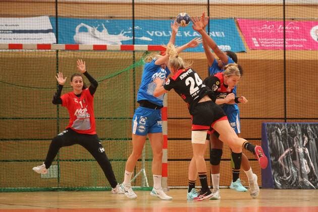Handball, 2 HBF, HC Leipzig vs. TVB Wuppertal, 08 09 2019 Handball, 2 Bundesliga Women, HBF, Season 2019 2020 HC Leipzig vs. TVB Wuppertal on 08 09 2019 in the Sporthalle Bruederstrasse Leipzig Luisa KNIPPERT 24, TVB Wuppertal against goalkeeper Ellen JANSSEN 1, HC Leipzig Copyright: xBEAUTIFULxSPORTS JanxKaeferx