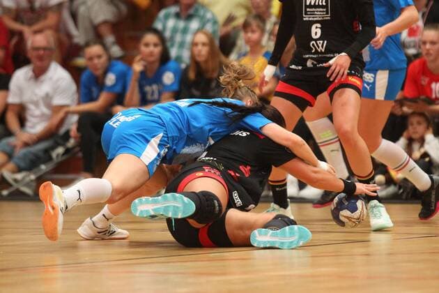 Handball, 2 HBF, HC Leipzig vs. TVB Wuppertal, 08 09 2019 Handball, 2 Bundesliga Women, HBF, Season 2019 2020 HC Leipzig vs. TVB Wuppertal on 08 09 2019 in the Sporthalle Bruederstrasse Leipzig Im Bild Pauline UHLMANN 2, HC Leipzig vs. Sophia MICHAILIDIS 4, TVB Wuppertal , Battle for the Ball, Duel on the Ground Copyright: xBEAUTIFULxSPORTS JanxKaeferx