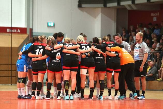 Handball, 2 HBF, HC Leipzig vs. TVB Wuppertal, 08 09 2019 Handball, 2 Bundesliga Women, HBF, Season 2019 2020 HC Leipzig vs. TVB Wuppertal on 08 09 2019 in the Sporthalle Bruederstrasse Leipzig In the picture Welcoming of the teams, referee Patrick ARNDT, referee Matthes WESTPHAL Copyright: xBEAUTIFULxSPORTS JanxKaeferx