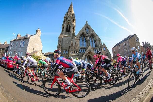 Bilder des Jahres 2019, Sport 09 September Sport Themen der Woche KW36 Sport Bilder des Tages Start zur 2.Etappe der 16. Tour of Britain 2019 im schottischen Kelso - Landschaft - Landscape - Feature - Natur - Hintergrund - Illustration - Impression - Uebersichtsbild - kompaktes Fahrerfeld - Aktion Rennszene - Querformat - quer - horizontal - Event Veranstaltung: 16. OVO Energy Tour of Britain - 2.Etappe Stage 2: Kelso nach to Kelso 165.9 km - Ort Location: Kelso - Region: Scottish Borders - Land Country: Schottland Scotland - Datum Date: 08.09.2019 Cycling Radsport 16. OVO Energy Tour of Britain - 2.Etappe 08.09.2019 *** Start of the 2 stage of the 16 Tour of Britain 2019 in Kelso Scotland Landscape Landscape Feature Nature Background Illustration Impression Overview compact drivers field Action Racing scene Landscape horizontal Horizontal Event Event 16 OVO Energy Tour of Britain 2 stage Stage 2 Kelso to Kelso 165 9 km Location Kelso Region Scottish Borders Land Country Scotland Scotland Date 08 09 2019 Cycling Cycling 16 OVO Energy Tour of Britain 2 stage 08 09 2019 