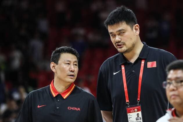 (190908) -- GUANGZHOU, Sept. 8, 2019 -- Yao Ming (R), chairman of the Chinese Basketball Association, communicates with Li Nan, head coach of China after the group M match between China and Nigeria at the 2019 FIBA World Cup in Guangzhou, south China s Guangdong Province, Sept. 8, 2019. ) (SP)CHINA-GUANGZHOU-BASKETBALL-FIBA WORLD CUP-GROUP M-CHN VS NGR(CN) PanxYulong 