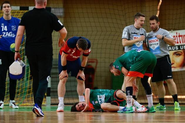 08 09 2019, xtgx, Handball 3 League, SC Magdeburg II TUS VinnhorstI emspor, v l Oskar Schoell Magdeburg injured Magdeburg