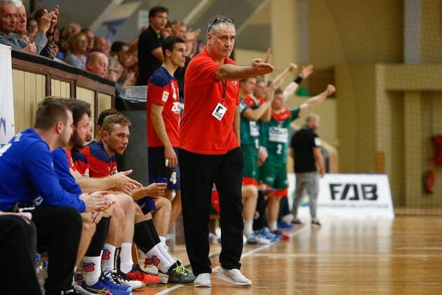 08 09 2019, xtgx, Handball 3 League, SC Magdeburg II TUS VinnhorstI emspor, v l Coach Nei Cruz Portela Vinnhorst gives instructions, gesticulated with arms, gesticulate, gives instructions Magdeburg
