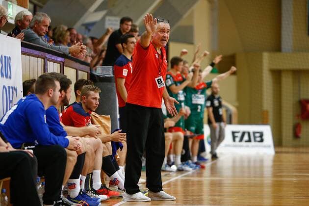 08 09 2019, xtgx, Handball 3 League, SC Magdeburg II TUS VinnhorstI emspor, v l Coach Nei Cruz Portela Vinnhorst gives instructions, gesticulated with arms, gesticulate, gives instructions Magdeburg