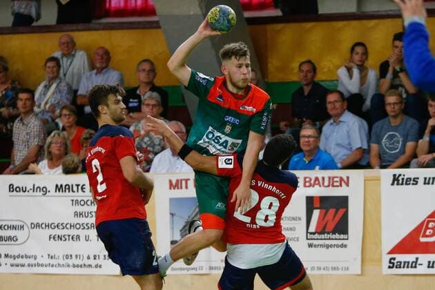 08 09 2019, xtgx, Handball 3 League, SC Magdeburg II TUS VinnhorstI emspor, v l Vincent Kroll Magdeburg , Matheus Costa Dias Vinnhorst Duel, Combat, tackle Magdeburg