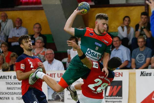 08 09 2019, xtgx, Handball 3 League, SC Magdeburg II TUS VinnhorstI emspor, v l Vincent Kroll Magdeburg , Matheus Costa Dias Vinnhorst Duel, Combat, tackle Magdeburg