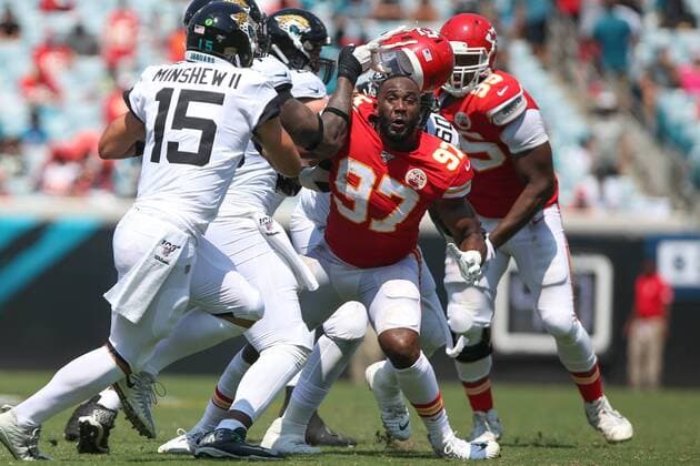 Bilder des Jahres 2019, Sport 09 September Sport Themen der Woche KW36 Sport Bilder des Tages JACKSONVILLE, FL - SEPTEMBER 08: Kansas City Chiefs Defensive End Alex Okafor (97) loses his helmet during the game between the Kansas City Chiefs and the Jacksonville Jaguars on September 8, 2019 at TIAA Bank Field in Jacksonville, Fl. (Photo by David Rosenblum Icon Sportswire) NFL, American Football Herren, USA SEP 08 Chiefs at Jaguars Icon1909081008