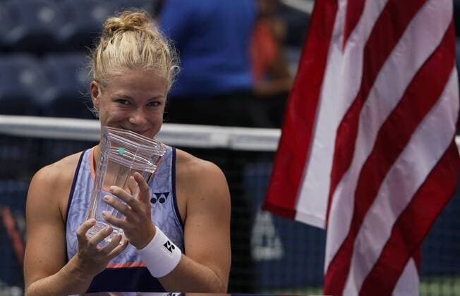 Diede De Groot, (R) of The Netherlands holds her trophy after she beat Yui Kamiji, of Japan, in their wheelchair championship match at the 2019 US Open Tennis Championships at the USTA Billie Jean King National Tennis Center on Sunday, September 8, 2019 in New York City.  NYP20190908509 RAYxSTUBBLEBINE