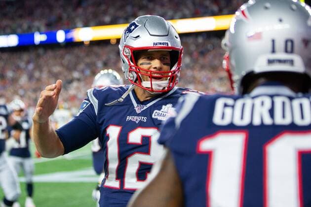 Bilder des Jahres 2019, Sport 09 September Sport Themen der Woche KW36 Sport Bilder des Tages New England Patriots quarterback Tom Brady (12) congratulates wide receiver Josh Gordon (10) after the two connected for a 20-yard touchdown reception in the first quarter against the Pittsburgh Steelers at Gillette Stadium in Foxborough, Massachusetts on Sunday, September 8, 2019.  BOS20190908112 MATTHEWxHEALEY