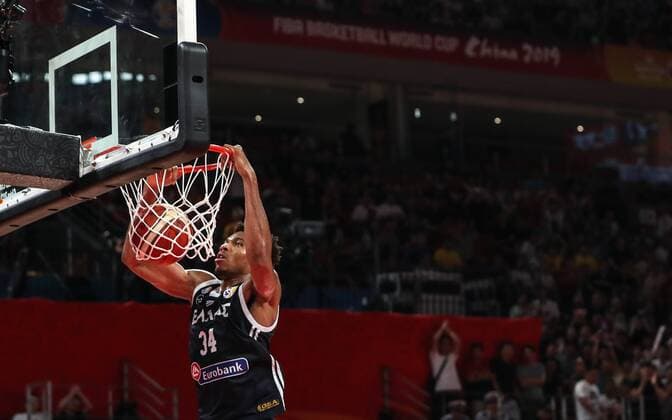 (190909) -- SHENZHEN, Sept. 9, 2019 -- Giannis Antetokounmpo of Greece dunks during the group K match between the Czech Republic and Greece at the FIBA World Cup 2019 in Shenzhen, south China s Guangdong province, on Sept. 9, 2019. ) (SP)CHINA-SHENZHEN-BASKETBALL-FIBA WORLD CUP-GROUP K-CZE VS GRE(CN) YangxLei 