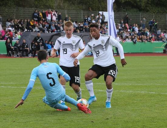 International match, DFB Youth U 17 U 17 Israel, 09 09 09 2019 in Hilden, Yair Michael Kanichowsky Israel braces himself against Gianluca Schäfer left and Armindo Sieb both Germany U 17