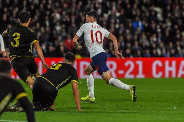 England Under 21 s midfielder Phil Foden (10) score his and England Under 21 s second during the UEFA EURO, EM, Europameisterschaft,Fussball U21, U 21 Qualifying match between England U21 & Kosovo U21 at KCOM Craven Park, Hull, England on 9 September 2019. Copyright: xStephenxBuckleyx PMI-3035-0004