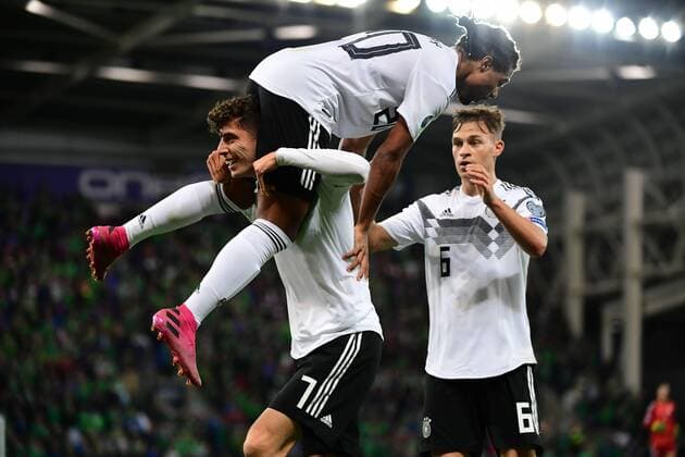 Bilder des Jahres 2019, Sport 09 September Sport Themen der Woche KW37 Fußball EM-Qualifikation Nordirland - Deutschland am 09.09.2019 im Windsor Park in Belfast Torjubel zum 0:2 durch Serge Gnabry ( Deutschland ) DFB regulations prohibit any use of photographs as image sequences and or quasi-video. *** Football EM qualification Northern Ireland Germany on 09 09 2019 at Windsor Park in Belfast Goal celebration for 0 2 by Serge Gnabry Germany DFB regulations prohibit any use of photographs as image sequences and or quasi video xMNx
