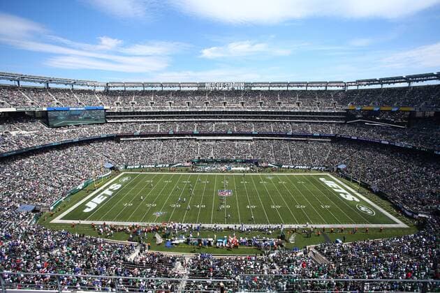 EAST RUTHERFORD, NJ - SEPTEMBER 08: A general view of MetLife Stadium during the opening kickoff prior to the National Football League game between the New York Jets and the Buffalo Bills on September 8, 2019 at MetLife Stadium in East Rutherford, NJ.(Photo by Rich Graessle Icon Sportswire) NFL, American Football Herren, USA SEP 08 Bills at Jets Icon1909083143