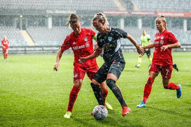190911 Julia Roddar of Gothenburg against Melanie Leupolz and Giulia Gwinn of Bayern Munich during the Champions League match between Kopparbergs Gothenburg and Bayern Munich on September 11, 2019 in Gothenburg football soccer soccer,  Copyright: MICHAELxERICHSEN BB190911BB140