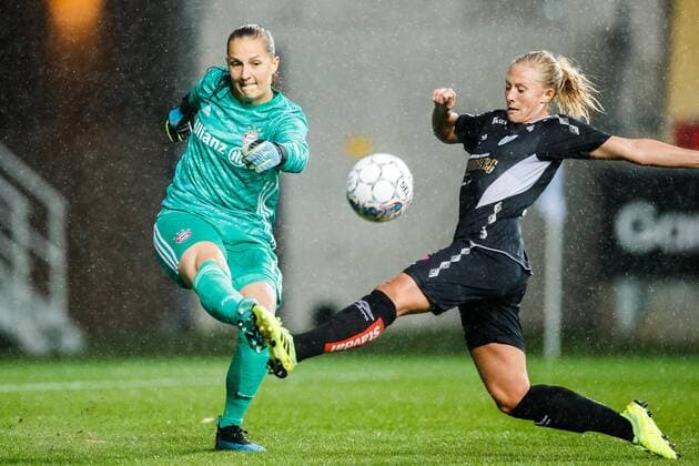 190911 Goalkeeper Laura Benkarth of Bayern Munich and Rebecka Blomqvist of Gothenburg during the Champions League match between Kopparbergs Gothenburg and Bayern Munich on September 11, 2019 in Gothenburg soccerball,  Copyright: MICHAELxERICHSEN BB190911BB150