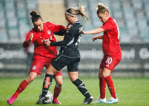 190911 Hanna Andersson of Göteborg against Lina Magull and Linda Dallman of Bayern Munich during the Champions League match between Kopparbergs Gothenburg and Bayern Munich on September 11, 2019 in Gothenburg Photo Michael Erichsen football soccer soccer,  Copyright: MICHAELxERICHSEN BB190911BB152