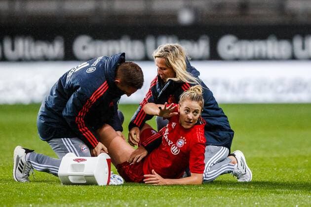 190911 Carolin Simon of Bayern Munich receives medical treatment during the Champions League match between Kopparbergs Gothenburg and Bayern Munich on September 11, 2019 in Gothenburg Photo Michael Erichsen BILDBYRAN Cop 89 Kopparbergs Gothenburg Gothenburg Bavaria Munich Bavaria Munich bbeng champions league womens dam football football soccer injury depp,  Copyright: MICHAELxERICHSEN BB190911BB156