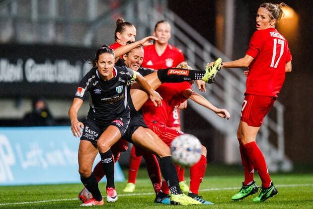 190911 Beata Kollmats and Taylor Leach of Gothenburg during the Champions League match between Kopparbergs Gothenburg and Bayern Munich on September 11, 2019 in Gothenburg Photo Michael Erichsen BILDBYRAN Cop 89 Kopparbergs Gothenburg Gothenburg Bavaria Munich Bavaria Munich bbeng champions league womens dam football football soccer,  Copyright: MICHAELxERICHSEN BB190911BB158