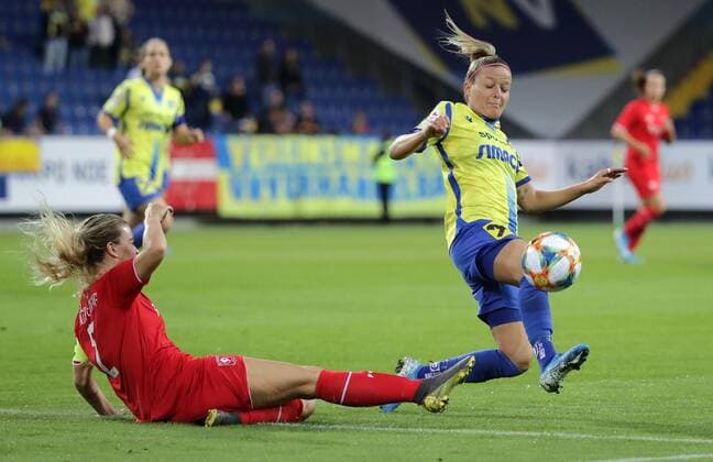 SOCCER - UEFA WCL, St.Poelten vs Twente SANKT POELTEN,AUSTRIA,11.SEP.19 - WOMEN SOCCER - UEFA Women s Champions League, round of 32, SKN Sankt Poelten vs FC Twente Enschede. Image shows Maud Roetgering (Twente) and Isabelle Meyer (St.Poelten). GEPAxpictures xWalterxLuger
