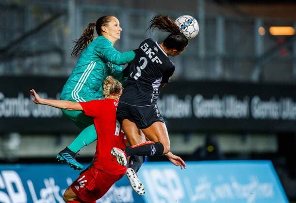 190911 Amanda Ilestedt and goalkeeper Laura Benkarth of Bayern Munich against Beata Kollmats of Gothenburg during the Champions League match between Kopparbergs Gothenburg and Bayern Munich on September 11, 2019 in Gothenburg Photo Michael Erichsen BILDBYRAN Cop 89 Kopparbergs Gothenburg dam football soccer soccer,  Copyright: MICHAELxERICHSEN BB190911BB165