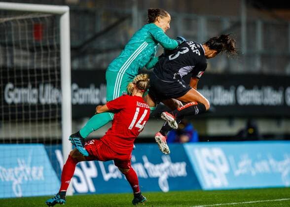 190911 Amanda Ilestedt and goalkeeper Laura Benkarth of Bayern Munich against Beata Kollmats of Gothenburg during the Champions League match between Kopparbergs Gothenburg and Bayern Munich on September 11, 2019 in Gothenburg Photo Michael Erichsen BILDBYRAN Cop 89 Kopparbergs Gothenburg dam football soccer soccer,  Copyright: MICHAELxERICHSEN BB190911BB166