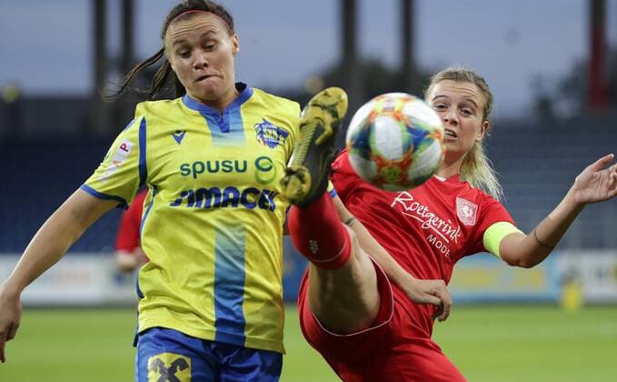 Sport Bilder des Tages SOCCER - UEFA WCL, St.Poelten vs Twente SANKT POELTEN,AUSTRIA,11.SEP.19 - WOMEN SOCCER - UEFA Women s Champions League, round of 32, SKN Sankt Poelten vs FC Twente Enschede. Image shows Stefanie Enzinger (St.Poelten) and Johanna Morscher (St.Poelten). GEPAxpictures xWalterxLuger