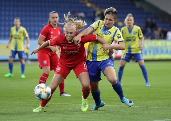 SOCCER - UEFA WCL, St.Poelten vs Twente SANKT POELTEN,AUSTRIA,11.SEP.19 - WOMEN SOCCER - UEFA Women s Champions League, round of 32, SKN Sankt Poelten vs FC Twente Enschede. Image shows Cheyenne van den Goorbergh (Twente) and Maria Mikolajova (St.Poelten). GEPAxpictures xWalterxLuger