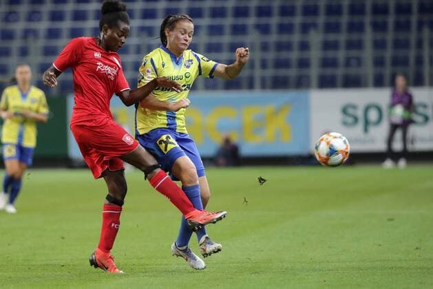 SOCCER - UEFA WCL, St.Poelten vs Twente SANKT POELTEN,AUSTRIA,11.SEP.19 - WOMEN SOCCER - UEFA Women s Champions League, round of 32, SKN Sankt Poelten vs FC Twente Enschede. Image shows Danique Ypema (Twente) and Stefanie Enzinger (St.Poelten). GEPAxpictures xWalterxLuger