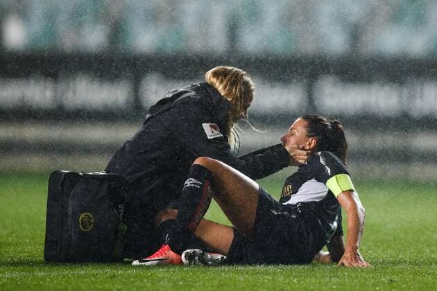 190911 Beata Kollmats of Gothenburg receives medical treatment during the Champions League match between Kopparbergs Gothenburg and Bayern Munich on September 11, 2019 in Gothenburg Photo Michael Erichsen BILDBYRAN Cop 89 Kopparbergs Gothenburg Gothenburg Bavaria Munich Bavaria Munich bbeng champions league womens dam football soccer soccer,  Copyright: MICHAELxERICHSEN BB190911BB184
