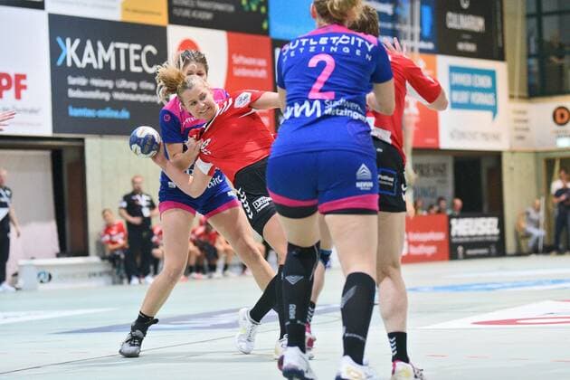Kamila Kordovska HSG Blomberg Lippe 11 against Patricia Kovacs TusSies Metzingen 9 TusSies Metzingen, Handball, HBF, league game, 11 09 2019, photo TBaur Eibner TusSies Metzingen vs HSG Blomberg Lippe Metzingen Copyright: xEIBNER TobiasxBaurx EP_TBR