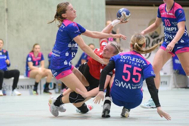 Celine Michielsen HSG Blomberg Lippe 15 against Bo van Wetering TusSies Metzingen 7 and Tamara Haggerty TusSies Metzingen 55 TusSies Metzingen, Handball, HBF, Ligaspiel, 11 09 2019, Photo TBaur Eibner TusSies Metzingen vs HSG Blomberg Lippe Metzingen Copyright: xEIBNER TobiasxBaurx EP_TBR