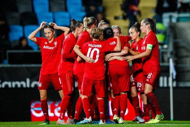 190911 Players of Bayern Munich celebrate the 0 1 goal by Mandy Islacker during the Champions League match between Kopparbergs Göteborg and Bayern Munich on September 11, 2019 in Gothenburg Photo Michael Erichsen BILDBYRAN Cop 89 kopparbergs göteborg göteborg bayern munich bayern münchen bbeng champions league womens dam football fotboll soccer,  Copyright: MICHAELxERICHSEN BB190911BB193