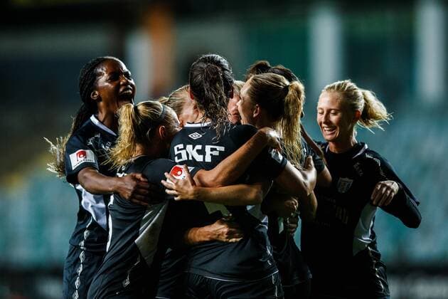 190911 Players of Gothenburg celebrate the 1 1 goal by Elin Rubensson of Gothenburg during the Champions League match between Kopparbergs Gothenburg and Bayern Munich on September 11, 2019 in Gothenburg Photo Michael Erichsen BILDBYRAN Cop 89 Kopparbergs Gothenburg Gothenburg Bavaria Munich Bavaria Munich bbeng Champions League womens dam football soccer soccer cheer,  Copyright: MICHAELxERICHSEN BB190911BB198