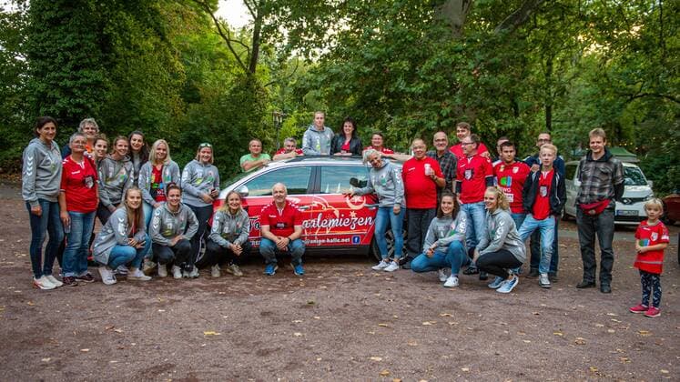 The whole team and management meets with the fanclub Saalemiezen at the Peißnitzexpress for the barbecue season opening with the fanclub Saalemiezen at the Parkeisenbahn Peißnitzexpress SV Union Halle Neustadt Wildcats Handball 2 Bundesliga season 2019 2020 Copyright xVIADATAx xHolgerxJohnx Halle Saale Sachsen Anhalt Germany
