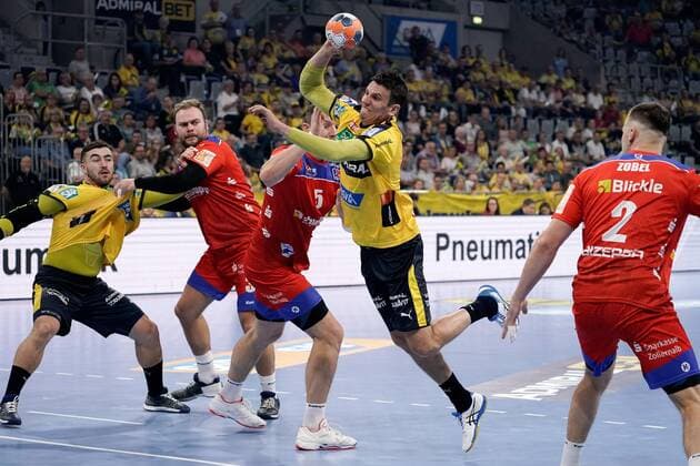 v li Romas Kirveliavicius HBW, 5 , Andre Schmid Andy Schmid, RNL, 2 , Rene Zobel HBW, 2 , Duel, duel, tackle, tackling, dynamics, action, action, 12 09 2019, Mannheim, handball, Bundesliga, Rhein Neckar Löwen HBW Balingen Weilstetten xozx