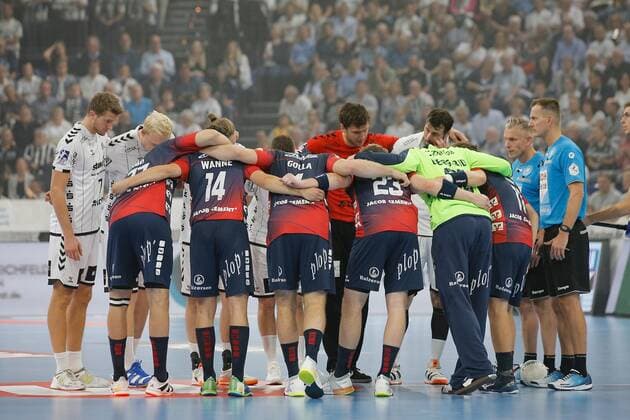 1 Handball Bundesliga THW Kiel Flensburg Handewitt, Kiel, 12 9 2019 The two teams meet before the match at the kick-off point Copyright: xBEAUTIFULxSPORTS DRPx
